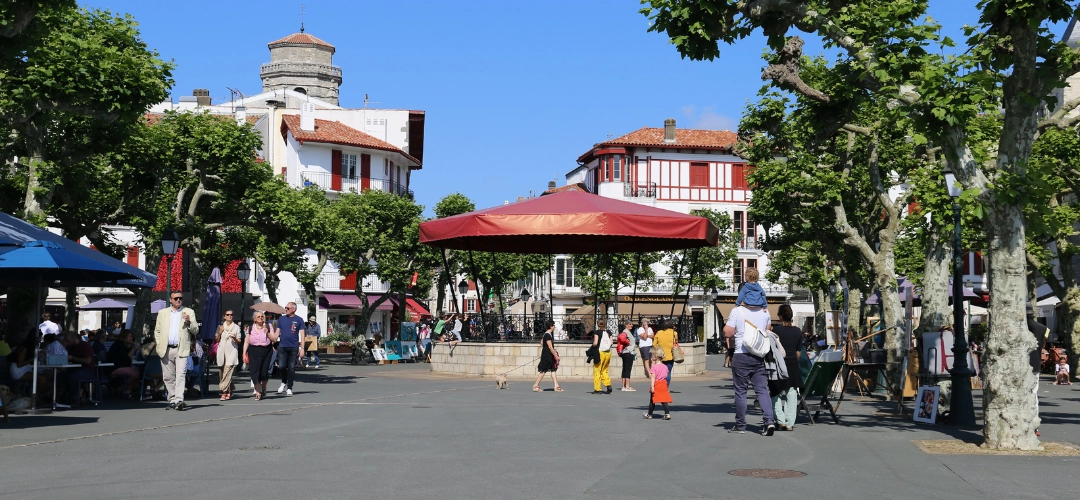 Centre-ville de Saint-Jean-de-Luz avec son kiosque