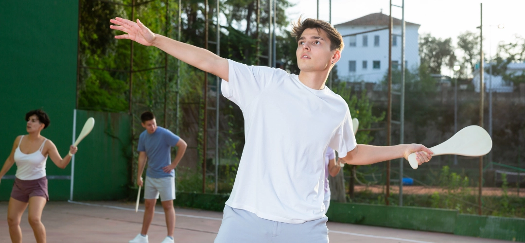Un jeune homme jouant à la pelote basque