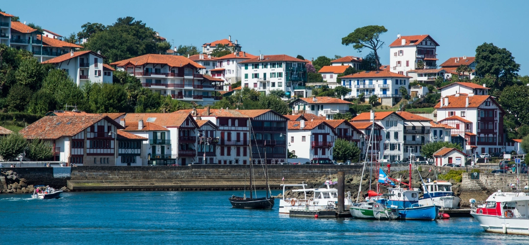 Port de Saint-Jean-de-Luz avec des maisons basques