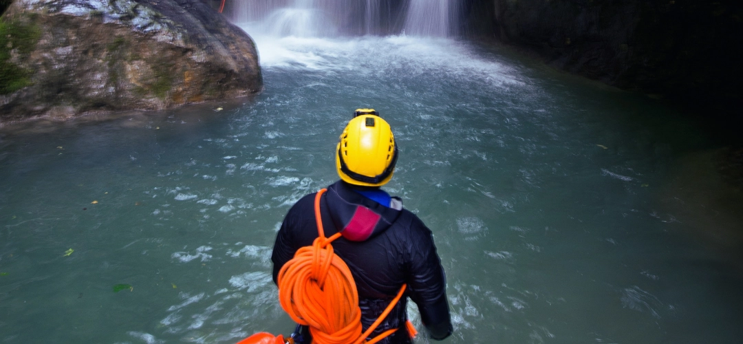 Une personne qui fait du Canyoning