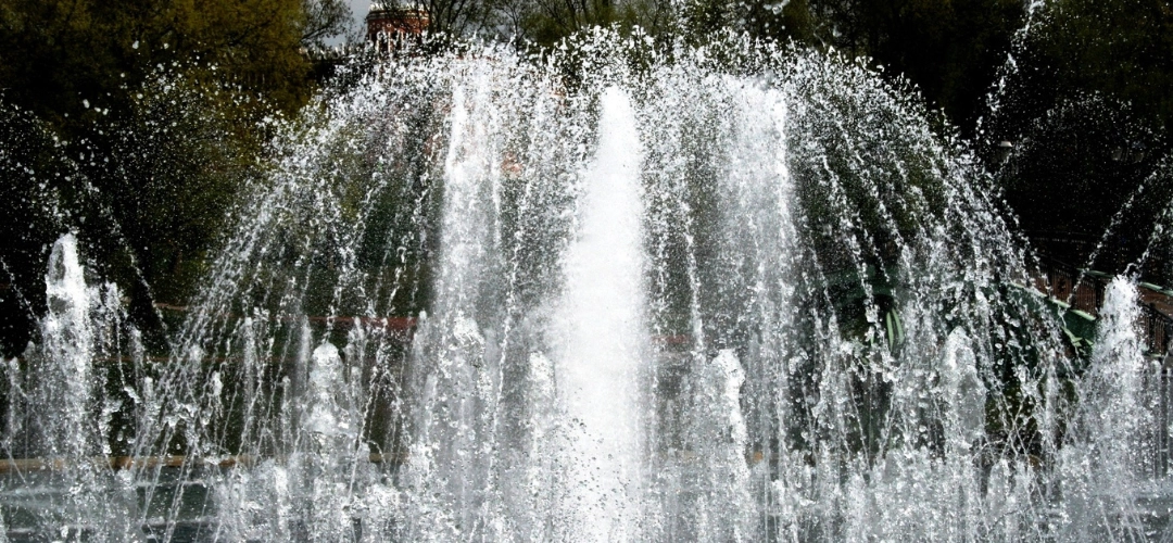 Eau projetée par une fontaine