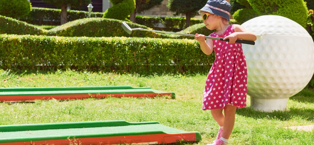 Petite fille qui joue au minigolf de la Tranche-sur-Mer