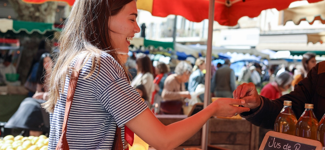 Une dame en train de faire le marché
