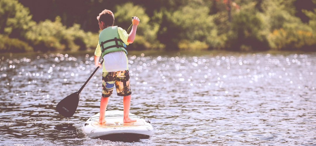Enfant qui fait du paddle