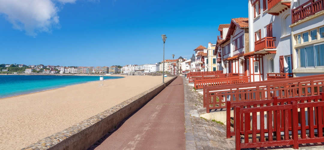 Vue sur la promenade Jacque Thibaud à Saint-Jean-de-Luz