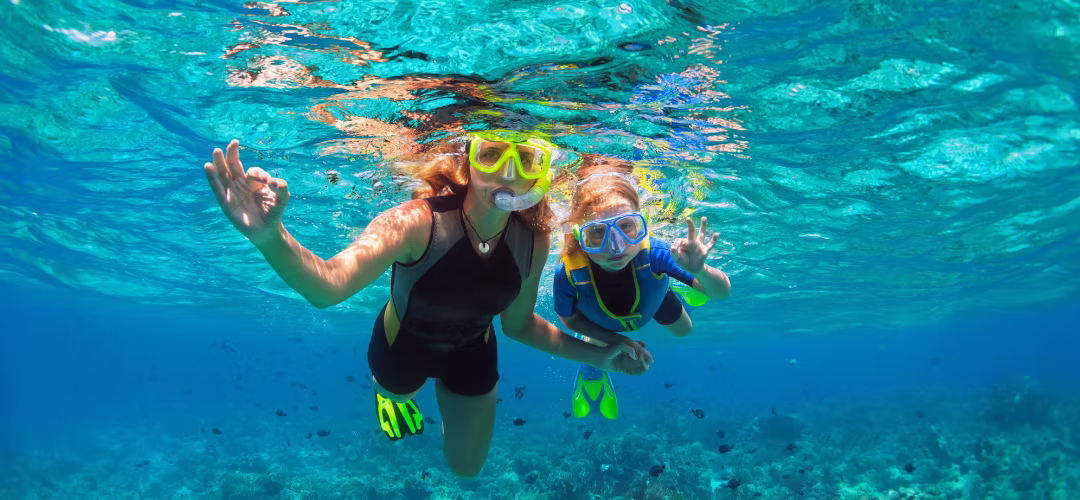 Plongée d'une femme et d'un enfant