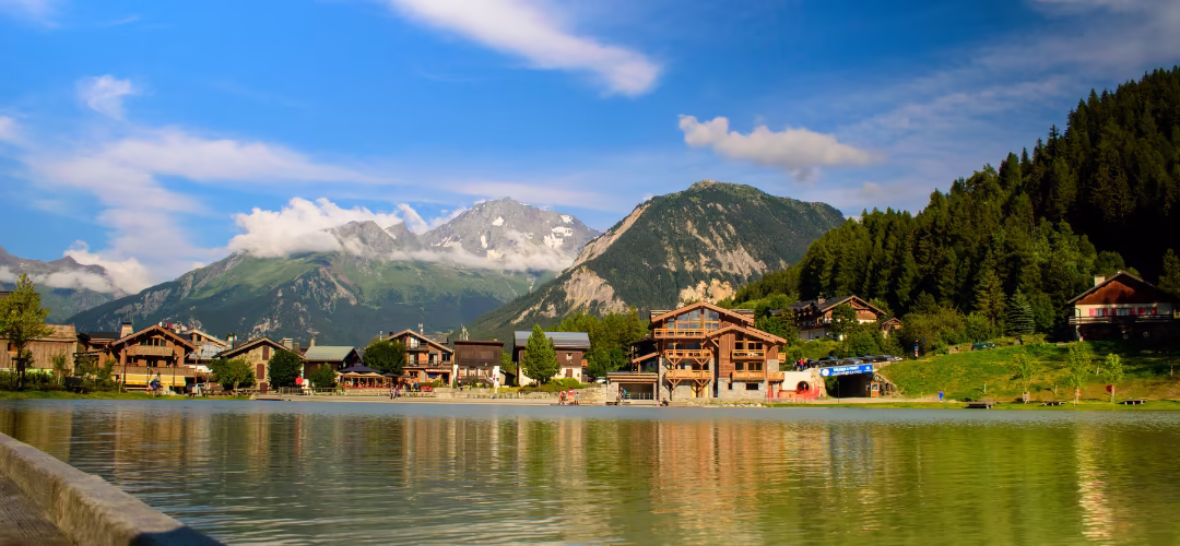 Vue sur le lac de praz à Courchevel