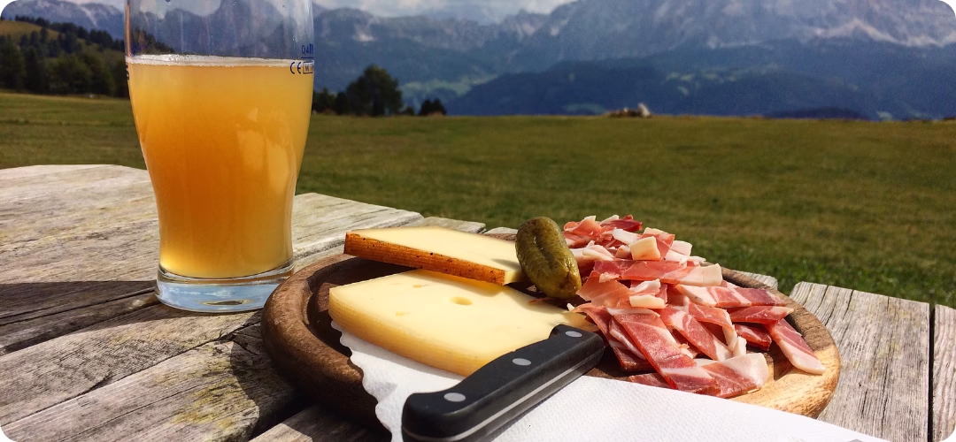 Fromage, charcuterie et boisson à la montagne