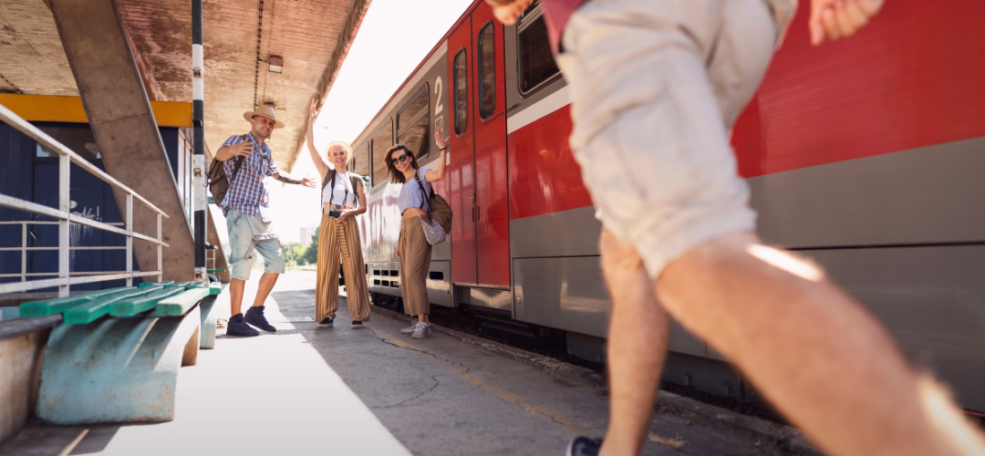 Famille s'apprêtant à prendre le train