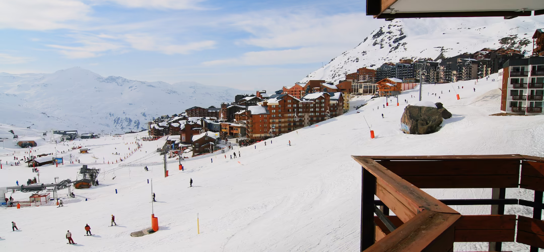 Vue depuis le balcon sur les pistes de skis