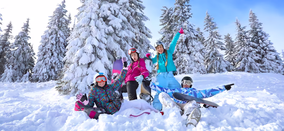 Famille heureuse dans la neige au ski
