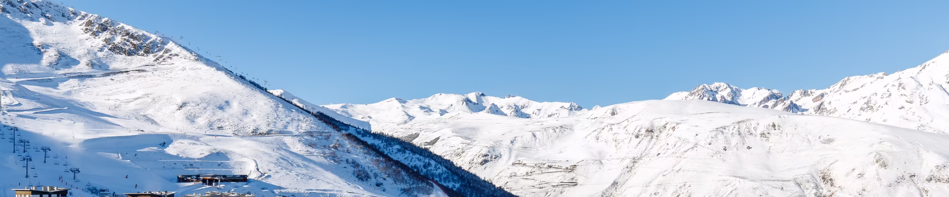 Lire la suite à propos de l’article Randonnées en raquettes à Saint-Lary : l’aventure hivernale dans les Pyrénées