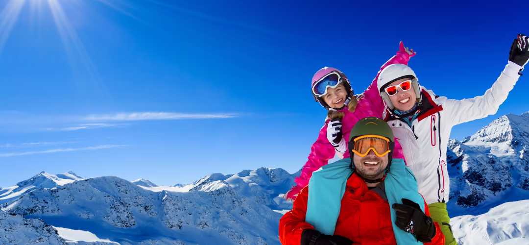 Une famille heureuse au ski