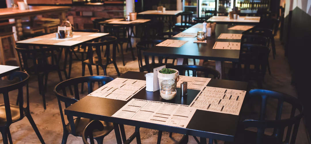 Tables dans un restaurant