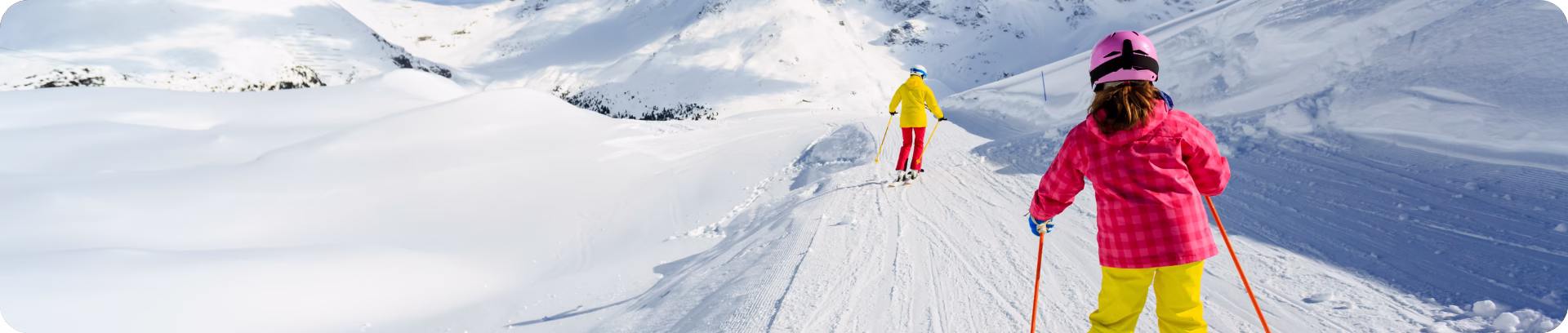 famille à la montagne dans la neige